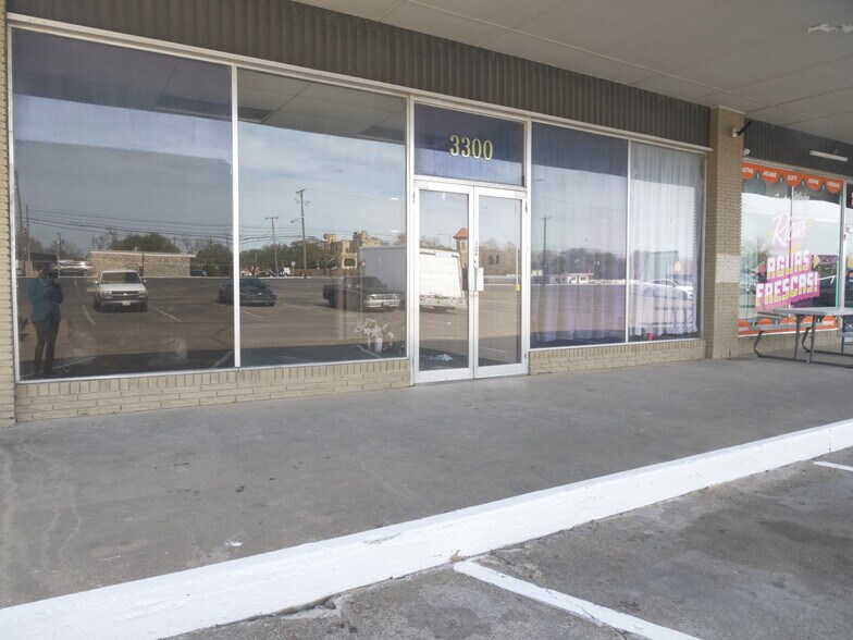 More Photos Of 3300-3344 Franklin Ave, Waco General Retail For Lease