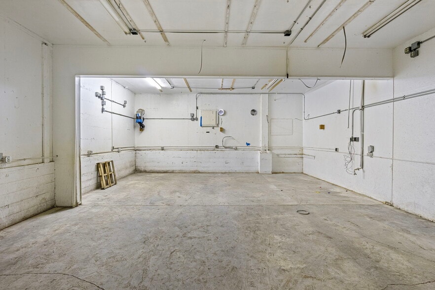 More Photos Of 940 Greenwood St, Junction City Warehouse For Sale