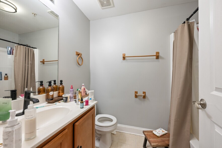 More Photos Of 15524 Cicero Ave, Oak Forest Apartments For Sale