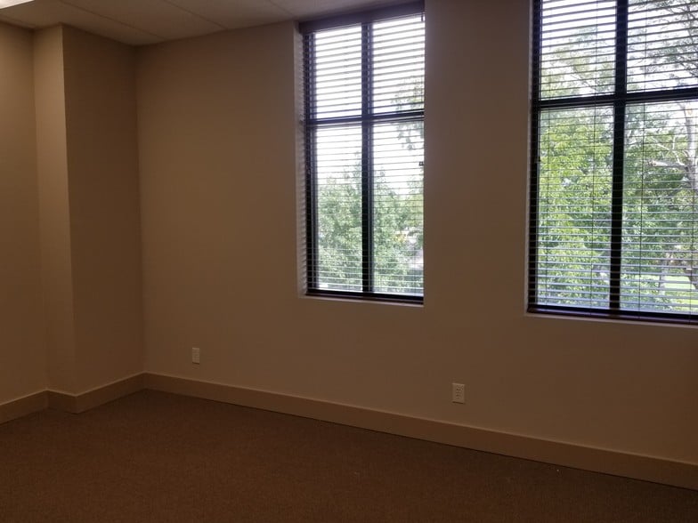 More Photos Of 409 N Oak St, Roanoke Storefront Retail Office For Lease