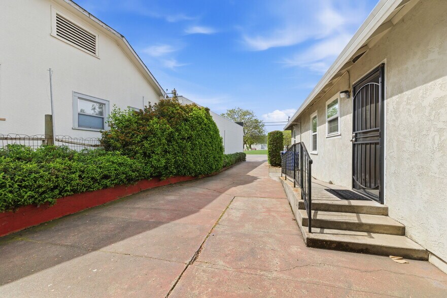 More Photos Of 137 S Shepherd St, Sonora Flex For Sale