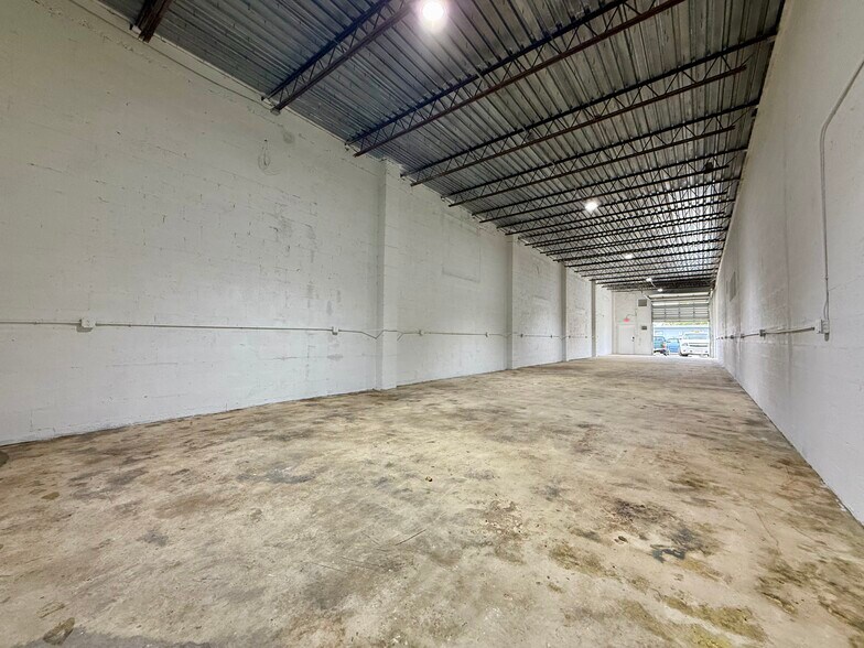 More Photos Of 820-826 NW 10th Ter, Fort Lauderdale Service For Lease