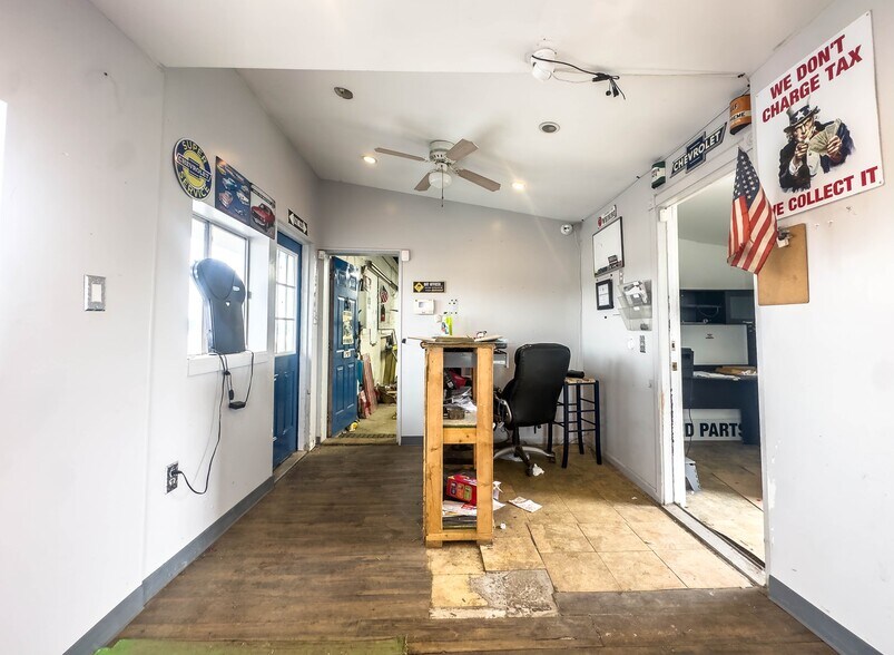 More Photos Of 7030 Gratiot Ave, Saint Clair Service For Lease