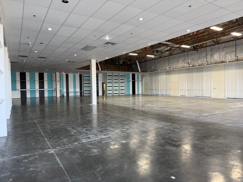 More Photos Of 7091 W Craig Rd, Las Vegas General Retail For Lease