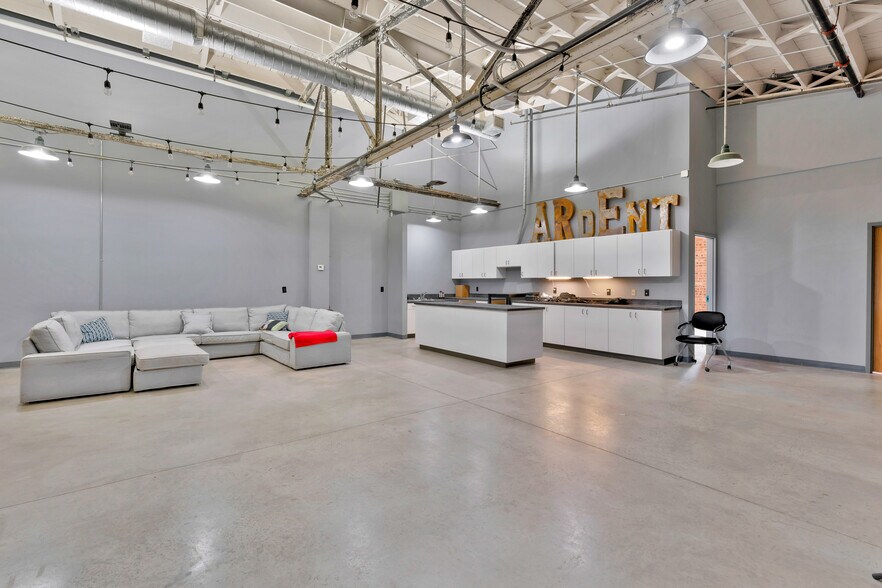 More Photos Of 707 W Vickery Blvd, Fort Worth Loft Creative Space For Lease