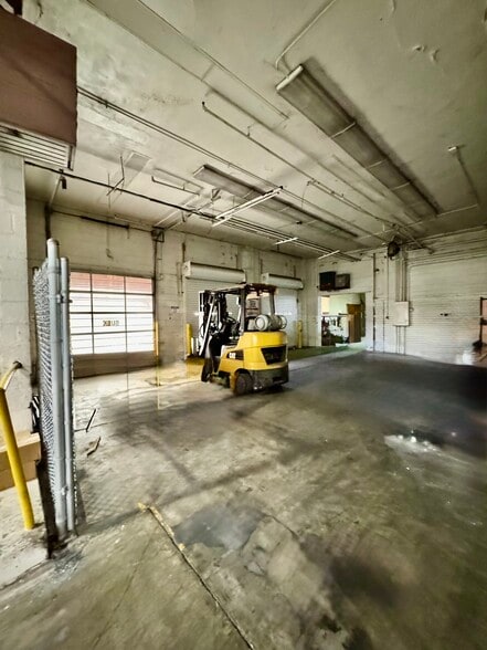 More Photos Of 1913 W State St, Bristol Warehouse For Lease