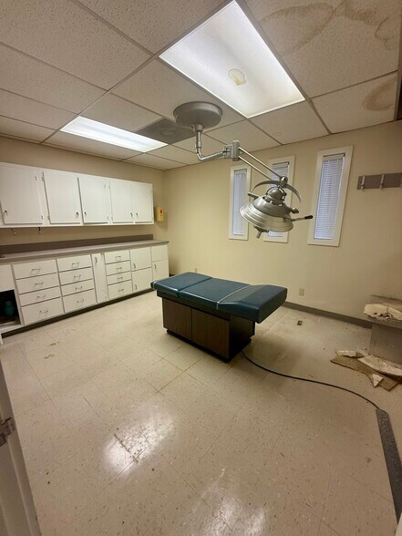 More Photos Of 170 8th St SE, Paris Office For Sale