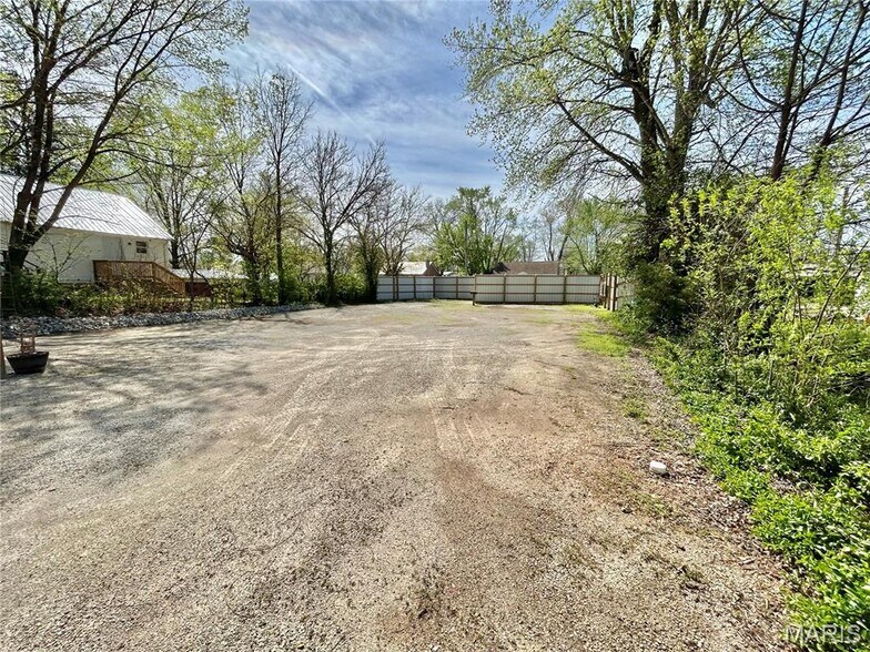 More Photos Of 306 E Franklin St, Salem Flex For Sale