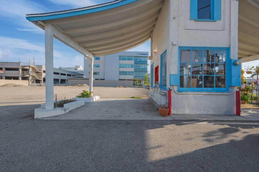 More Photos Of 305 S Main St, Orange Land For Lease