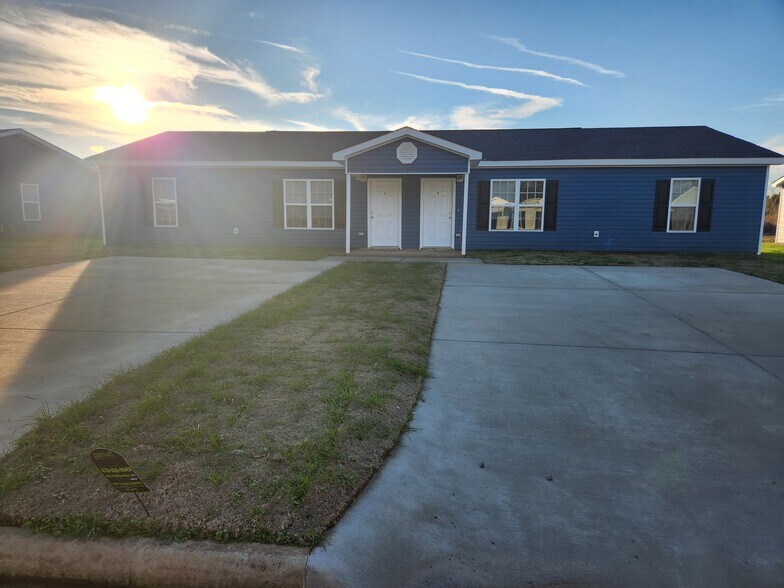 More Photos Of 106 Ronald Pride Blvd, Fort Valley Specialty For Sale