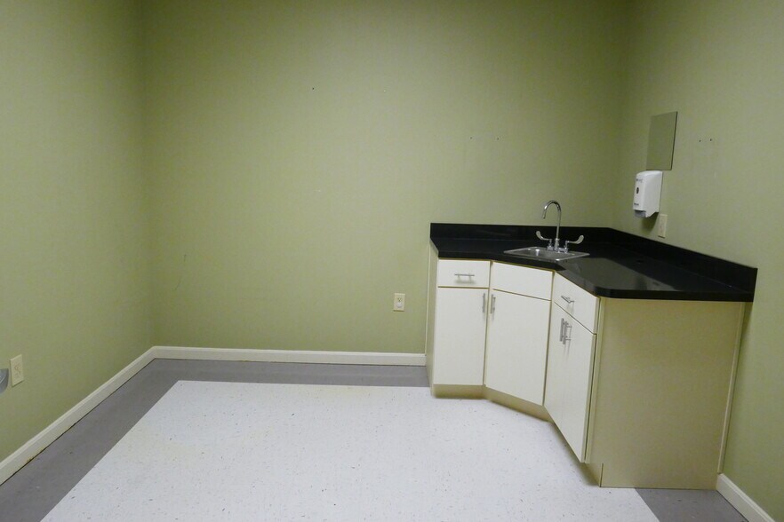 More Photos Of 142 Linden Dr, Winchester Office For Sale