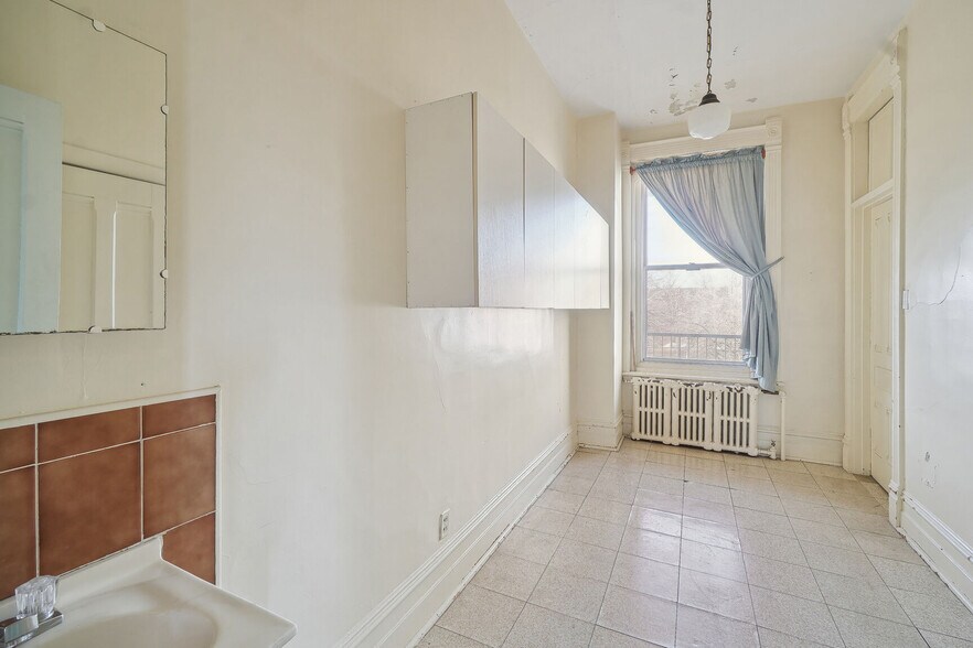 More Photos Of 215 St De Castelnau E, Montréal General Retail For Lease
