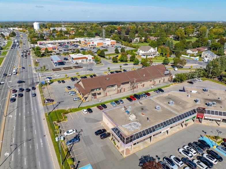 More Photos Of 100-120 Rue du Barry, Kirkland Restaurant For Lease