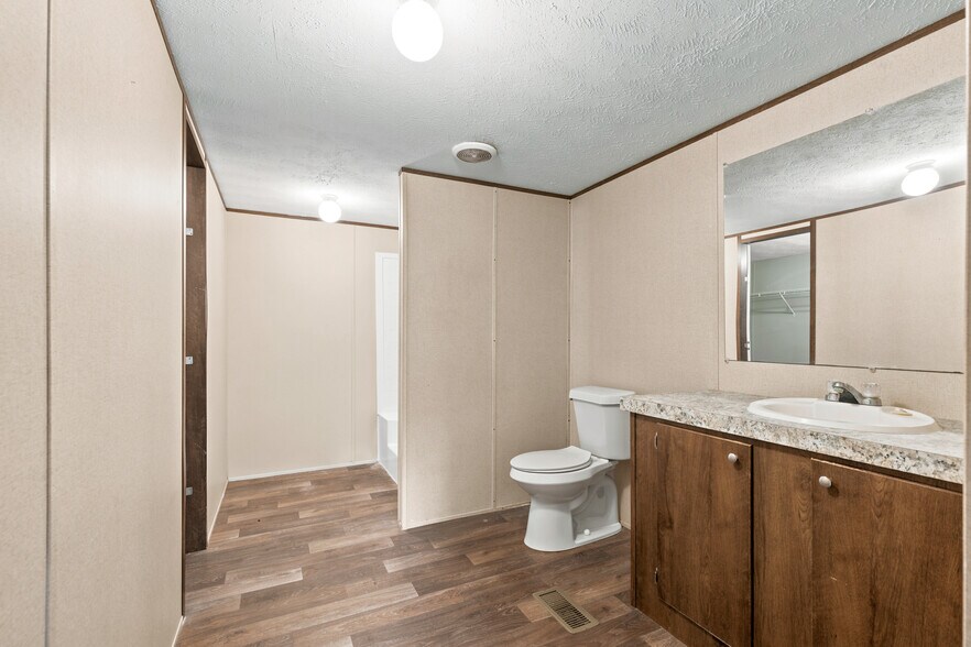 More Photos Of 7362 Washington Ave, Montgomery Flex For Sale