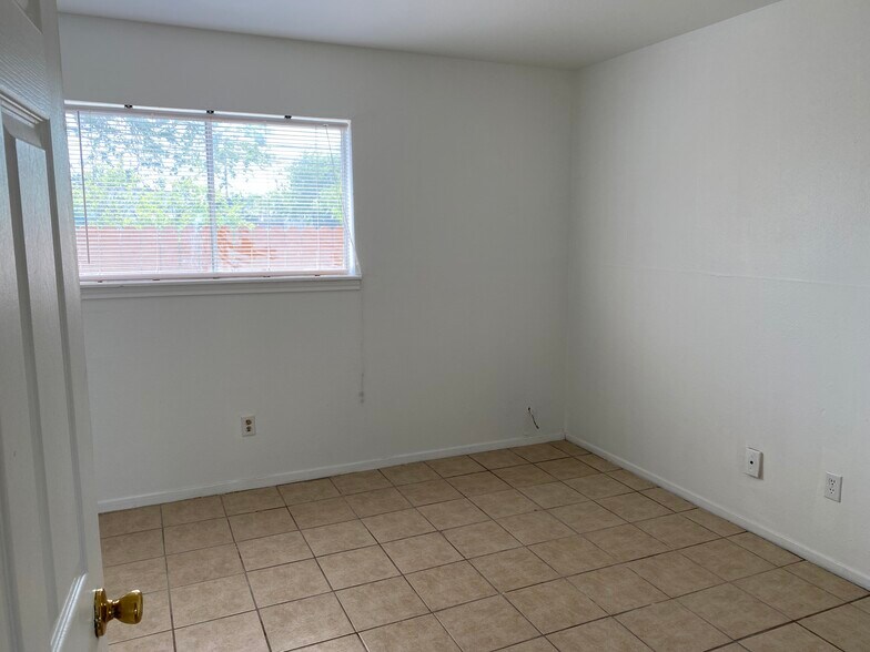 More Photos Of 1004 Austin St, Portland Apartments For Sale