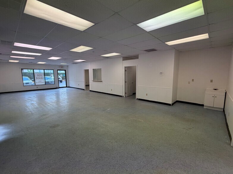 More Photos Of 56 E Glenwood Ave, Smyrna Storefront For Lease