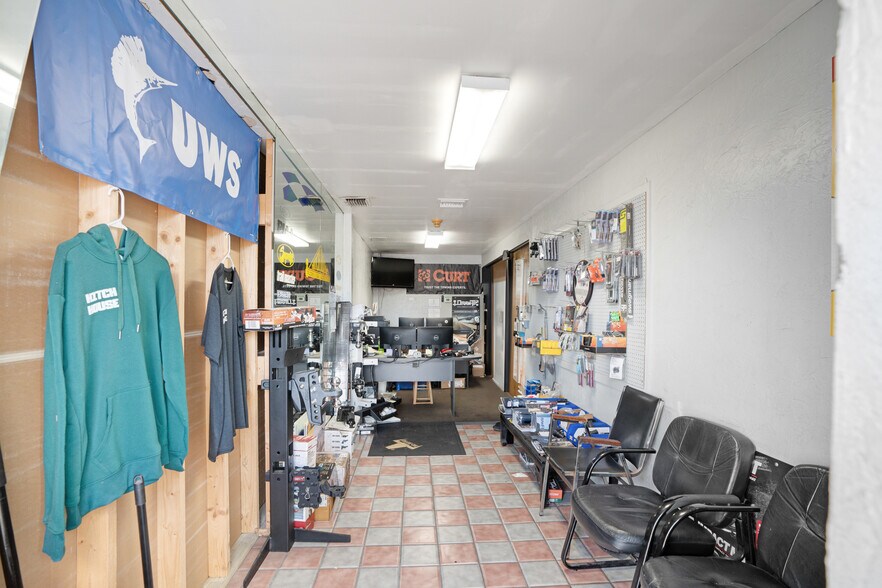 More Photos Of 1925 12th St, Sarasota Light Manufacturing For Lease