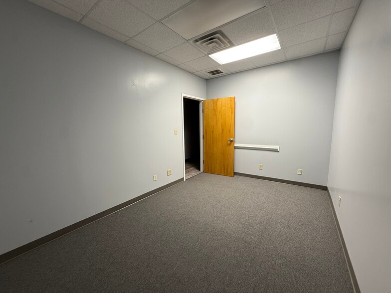 More Photos Of 2140 W Arlington Blvd, Greenville Medical For Lease