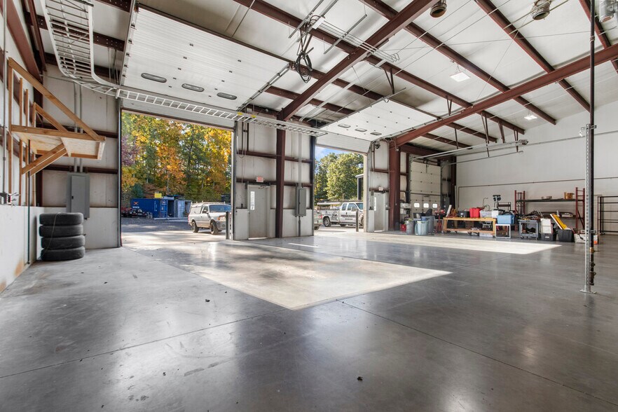 More Photos Of 13 Parkway Dr, Plainfield Warehouse For Lease