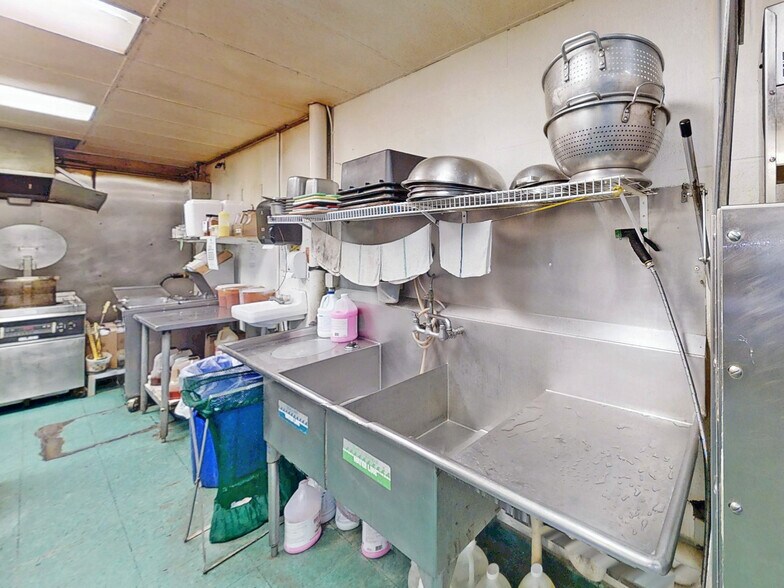 More Photos Of 137 Main St E, Girard Restaurant For Sale