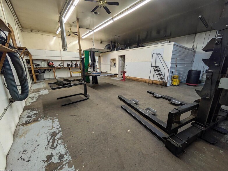 More Photos Of 35850 Utica Rd, Clinton Township General Retail For Sale