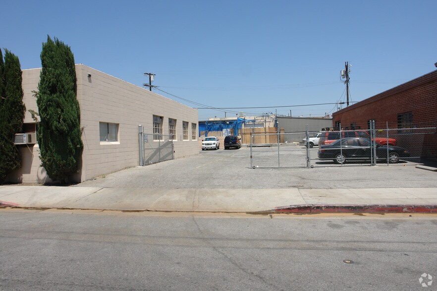More Photos Of 7400 Greenbush Ave, North Hollywood Warehouse For Lease