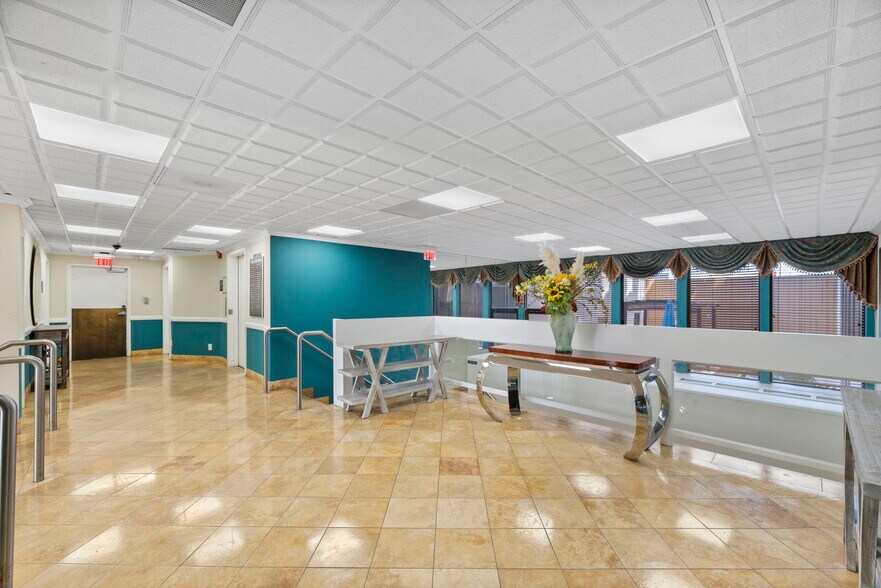 More Photos Of 22900 Ventura Blvd, Woodland Hills Office For Lease