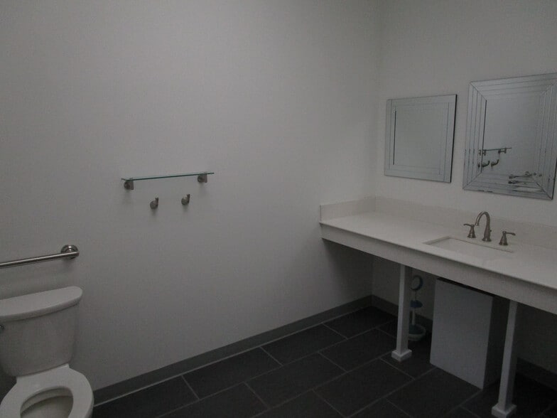 More Photos Of 7127-7133 Riverside Pky, Tulsa Office For Sale