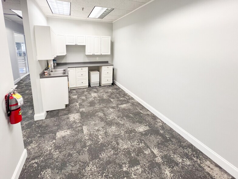 More Photos Of 400 W Illinois Ave, Midland Office For Lease