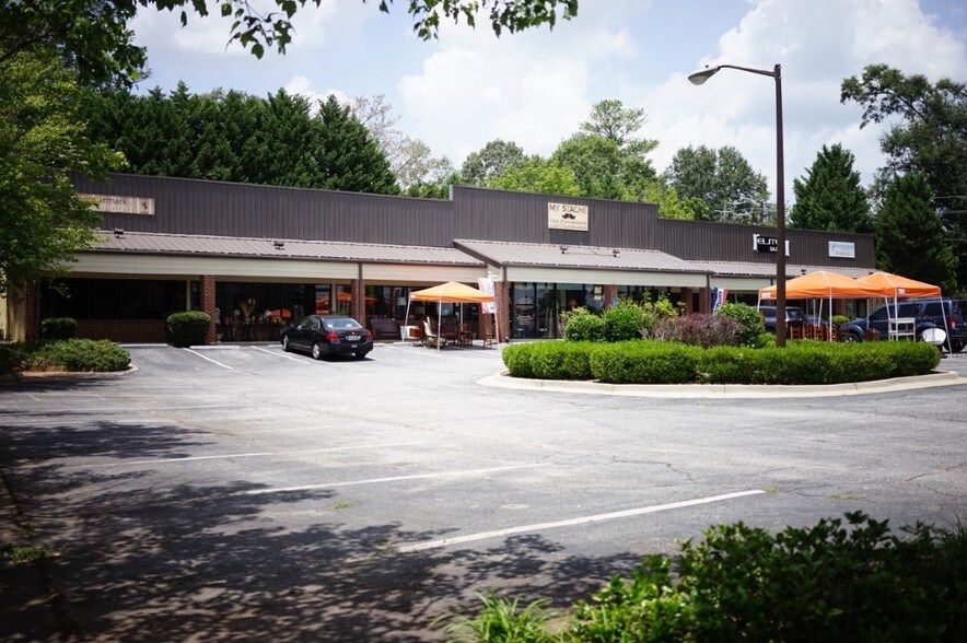 More Photos Of 48 King St, Roswell Freestanding For Lease