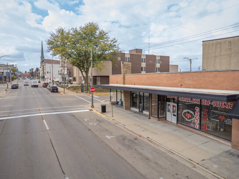 More Photos Of 26-30 W Stephenson St, Freeport General Retail For Sale