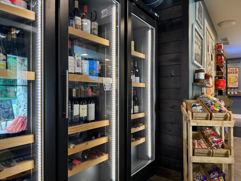 More Photos Of W4724 S Lakeshore Dr, Fontana-on-Geneva Lake Storefront For Sale