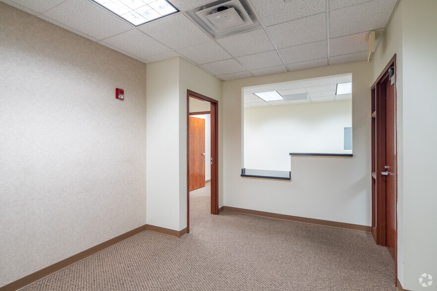 More Photos Of 610 S Maple Ave, Oak Park Office For Sale