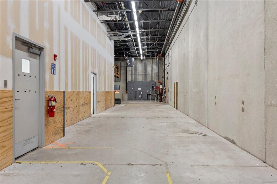 More Photos Of 920 E North Grand Ave, Springfield Freestanding For Lease