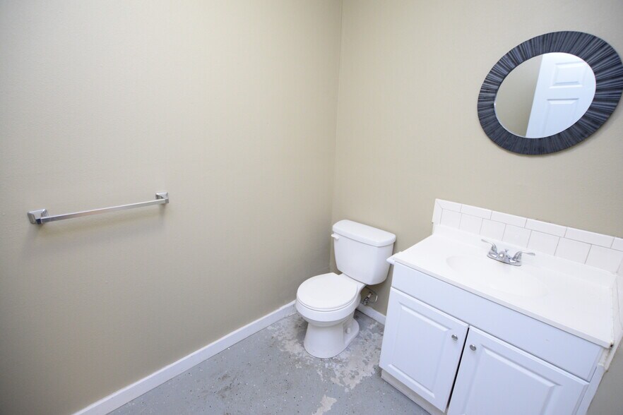 More Photos Of 2175 W Choctaw St, Tahlequah Light Distribution For Sale