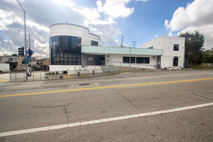 More Photos Of 10020 National Blvd, Los Angeles Loft Creative Space For Lease