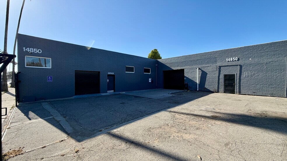 More Photos Of 14850 Calvert St, Van Nuys Service For Lease
