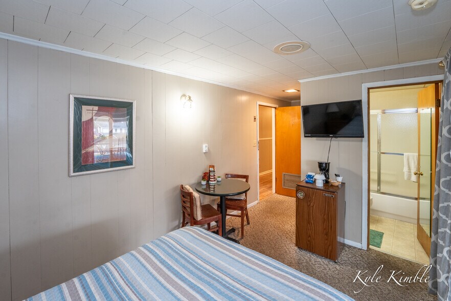 More Photos Of 104 W Houghton Lake Dr, Prudenville Hotel For Sale