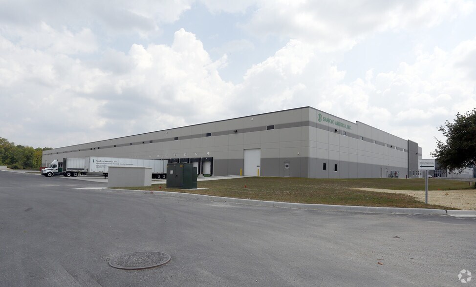 More Photos Of 8421 Bearing Dr, Indianapolis Warehouse For Lease