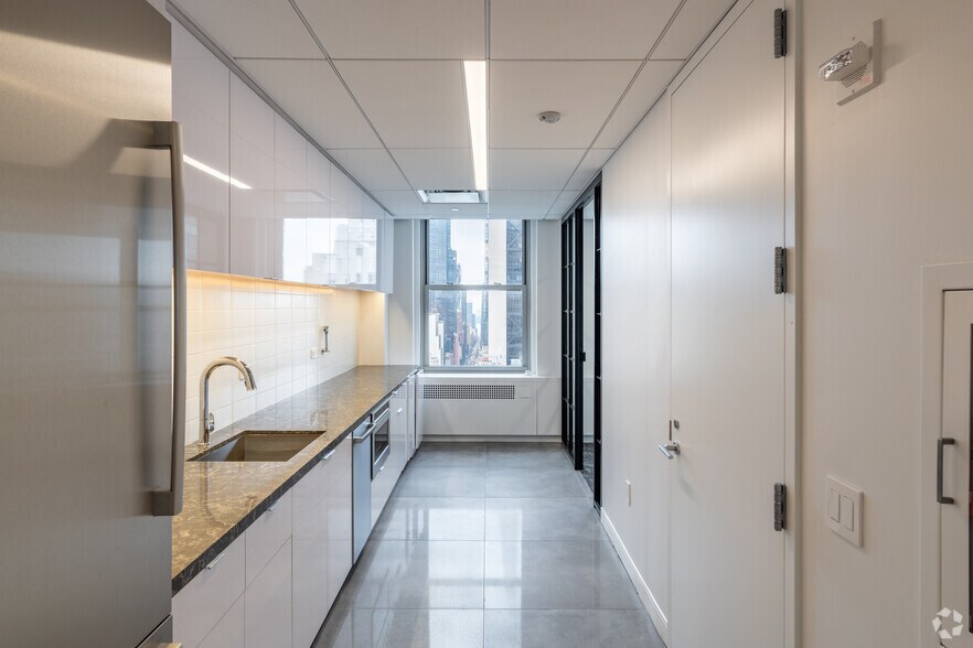 More Photos Of 595 Madison Ave, New York Office For Sale
