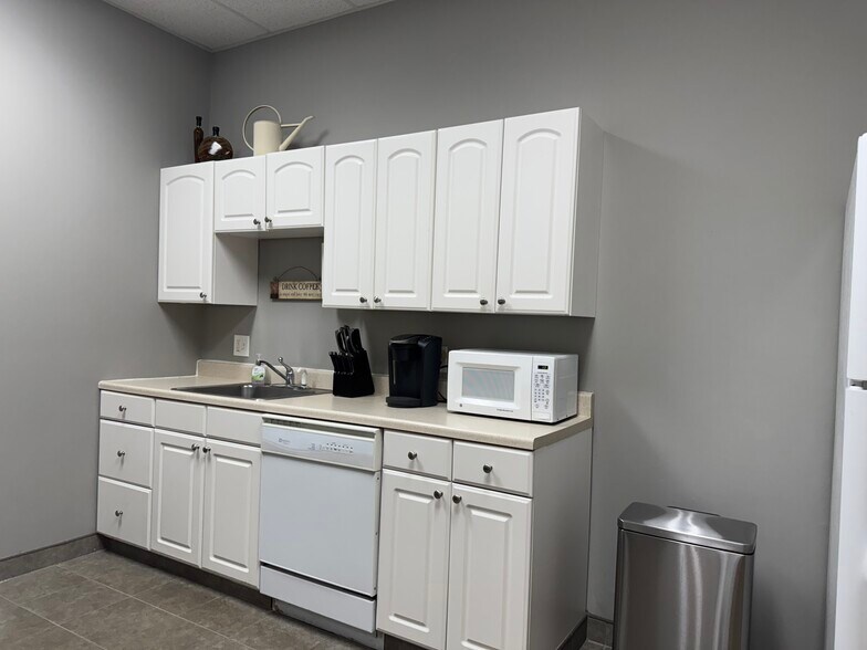 More Photos Of 55951 Gratiot Ave, Chesterfield Office For Sale