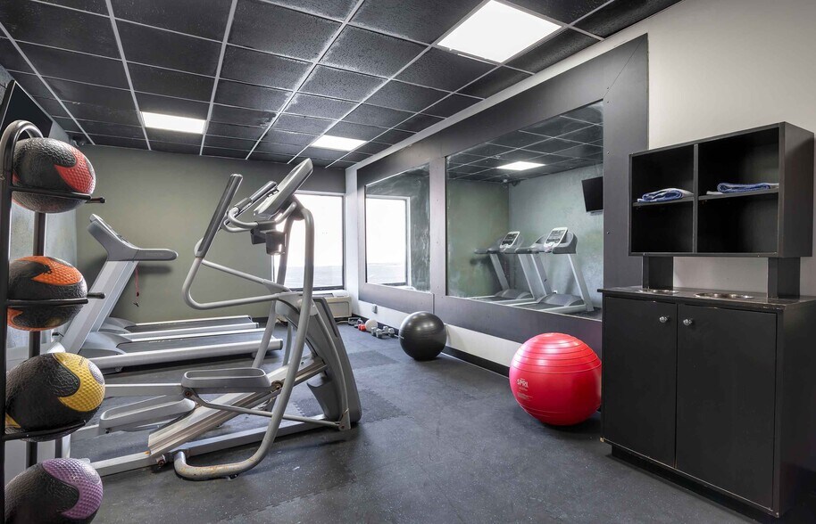 More Photos Of 3185 S Dirksen Pkwy, Springfield Hotel For Sale