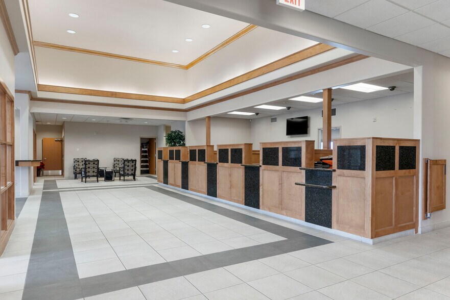 More Photos Of 7447 Riverside Pky, Tulsa Bank For Lease