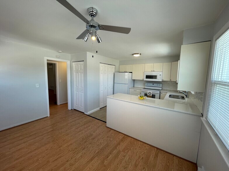 More Photos Of 215 N Waukegan Rd, Lake Bluff Convenience Store For Sale