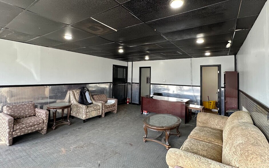 More Photos Of 22855 Orchard Lake Rd, Farmington Auto Repair For Lease