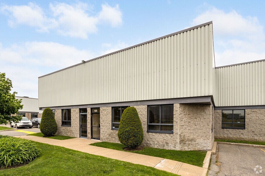 More Photos Of 121-135 Boul Brunswick, Pointe-claire Warehouse For Lease
