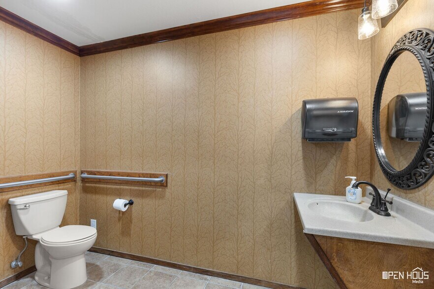More Photos Of 1317 East St, Graham Medical For Sale