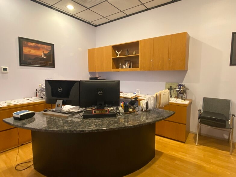 More Photos Of 77 Gazza Blvd, Farmingdale Showroom For Sale