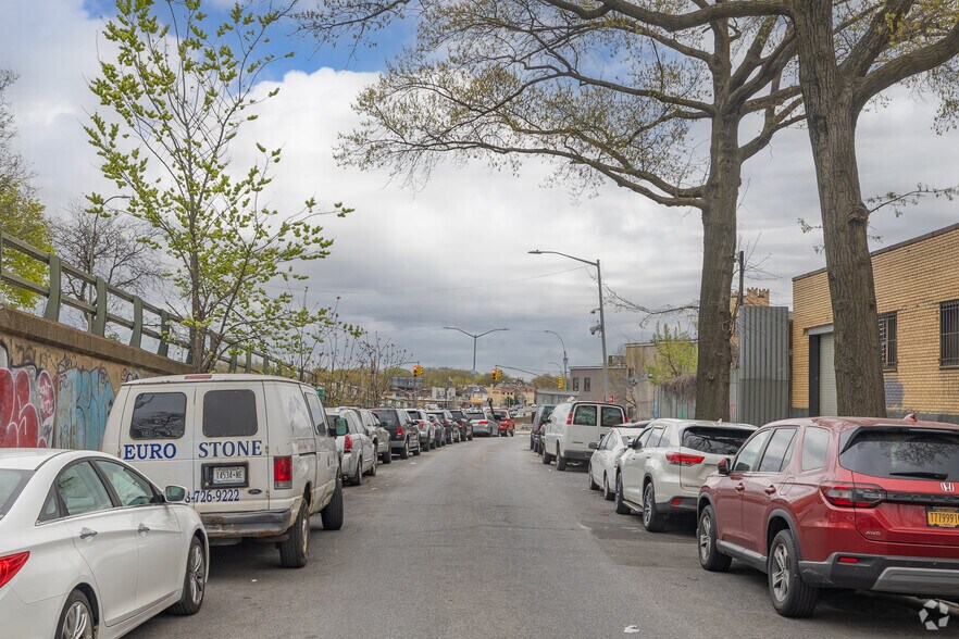 More Photos Of 4800 Astoria Blvd, Astoria Manufacturing For Sale