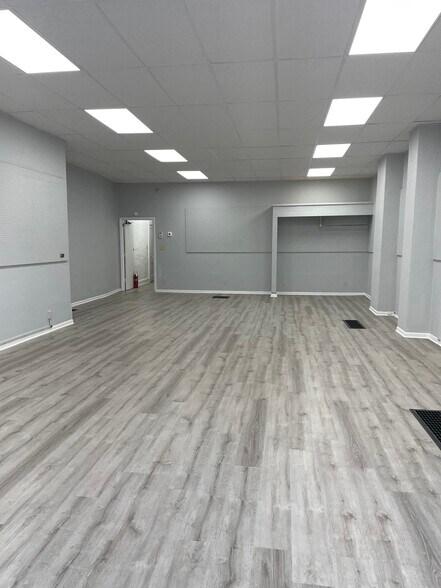 More Photos Of 1310 Central Ave, Middletown Storefront Retail Office For Lease